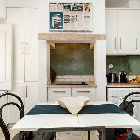 Central Cool Studio For 3 In Famous Bairro Alto *